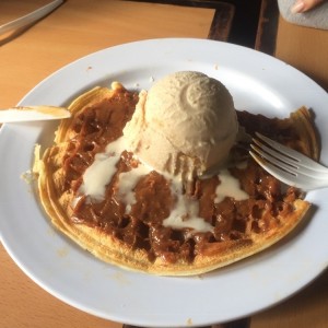 Waffle de Arequipe con helado de tres leches