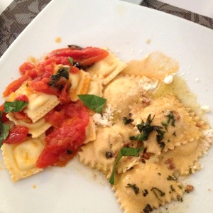 Izquierda: raviolis rellenos de pecorino / derecha: rellenos de auyama