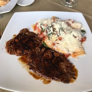 scalopinas de lomito marsala, con raviolis de pecorino