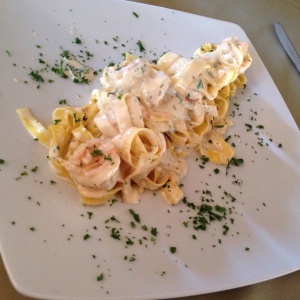 Fettuccini a la crema con langostinos y un toque de vodka
