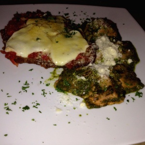 Raviolis rellenos de tomate seco con pesto, scalopina a la pizzaiola