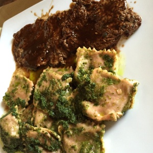 Scaloppina de lomito al marsana con ravioli de tomate seco y pesto