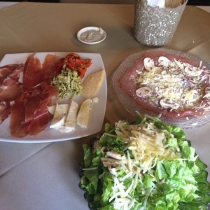 Antipasto, carpaccio de lomito y ensalada parmesana