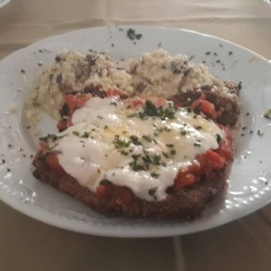 Lomito parmesano con risotto de hongos
