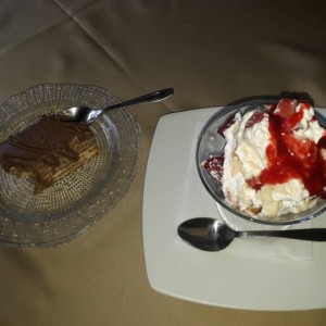 Marquesa de Chocolate y Merengon de Fresa