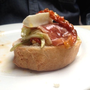 Tu mismo lo puedes hacer. Antipasto+pan