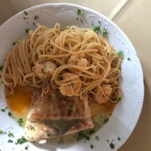 liguini con calamares y robalo al olio