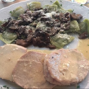 Lomo de cerdo al vino con raviolis de espinaca y alioli de hongos.