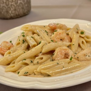 Pennette con camarones, crema y vodka.