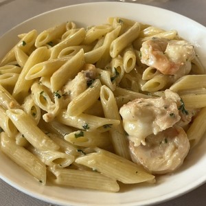Penne a la crema y langostinos