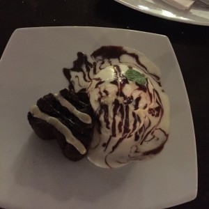 Brownie con helado