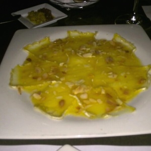 EL alucinante carpaccio de queso brie, miel y almendras!