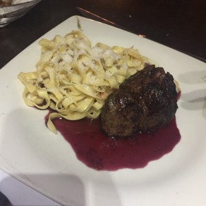 Centro de Lomito en Salsa de Oporto con pasta 4 quesos
