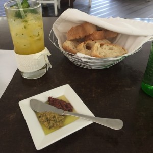 pan y aceitunas por la casa