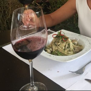 linguine vongole. vino Portillo malbec