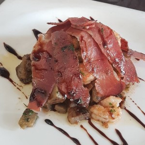 Corazones de alcachofas con camarones y turas de jamos serrano