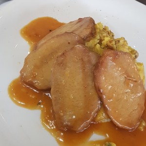 Carne marinada en naranja y pure de papas colombianas
