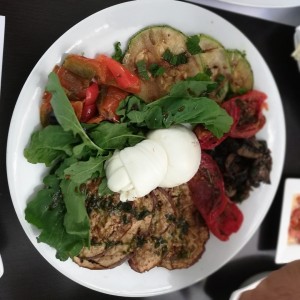 antipasto de berenjena y burrata