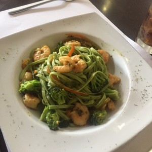 pasta con calamares, camarones y brocoli