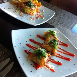 Tartar de Salmon y Dumplings de Camaron