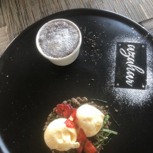 Fondan de chocolate y helado con yerbabuena