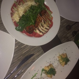 carpaccio de lomito y dumpling de camarones
