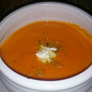 Crema de tomates con espuma de queso de cabra 