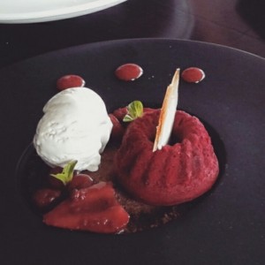 Red velvet con helado de queso crema