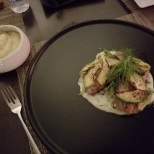 Robalo con carpaccio de aguacate y eneldo