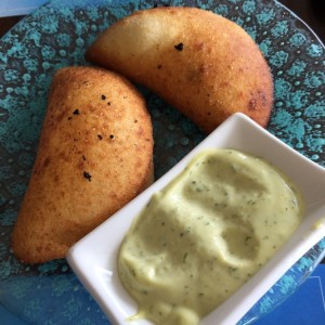 Empanaditas (mechada, queso) y salsa de ajo