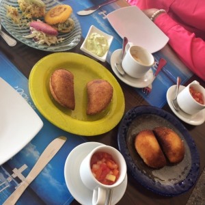 Empanaditas y Trio de arepas