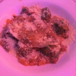 tortelonis rellenos de espinaca y ricota , ragu de tomate y jamon serrano 