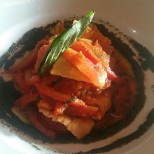 Raviolis al Filetto rellenos de ragu con un toque de salsa pesto