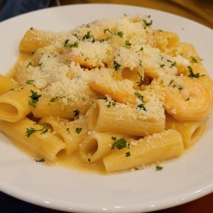 Pasta Alfredo con Camarones 