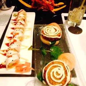 Ensalada thai, sliders de pescado blanco  y amaizing roll