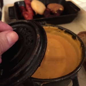 Fondue- Con arepas de maiz y chicharron, salchichas y mandocas!..LO MEJOR!