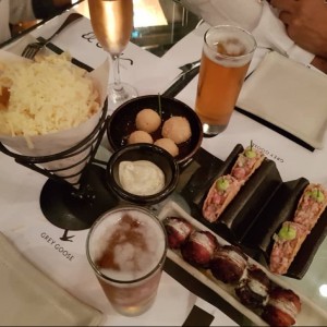 papa trufafas, bolitas de queso con mermelada, datiles rellenos , mini tacos de atun 