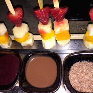 Satay de fruta