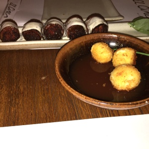 Bolitas de queso de cabra y datiles envueltos en tocinefa