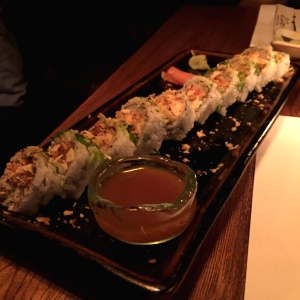 Sushi con almendras encima