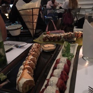ferrino roll 3/5 + datiles 5/5 + crunchy roll 5/5 + papas trufadas 5/5