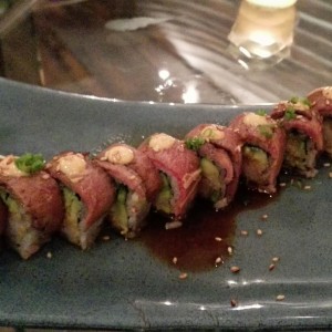 Roll de solomo con langostinos