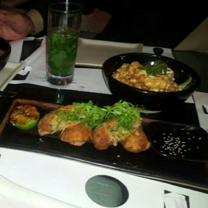 camarones rebozados y rollos de vegetales