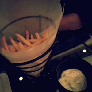 Papas fritas con aceite trufado