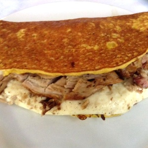 Cachapa mixta (queso telita y pernil)