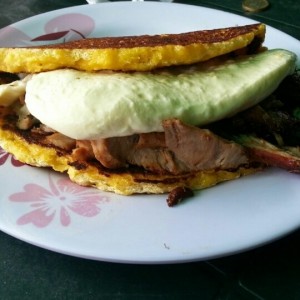 cachapa con pernil y queso