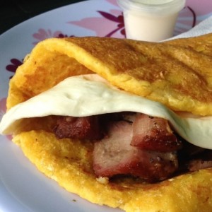 cacahapa con queso, pernil y nata