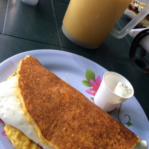 cachapa con queso y jugo de parchita
