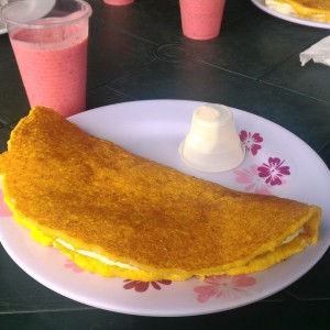 Cachapa grande con queso + Jugo de fresa y yogurt