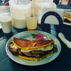 Cachapa mixta (queso+pernil)